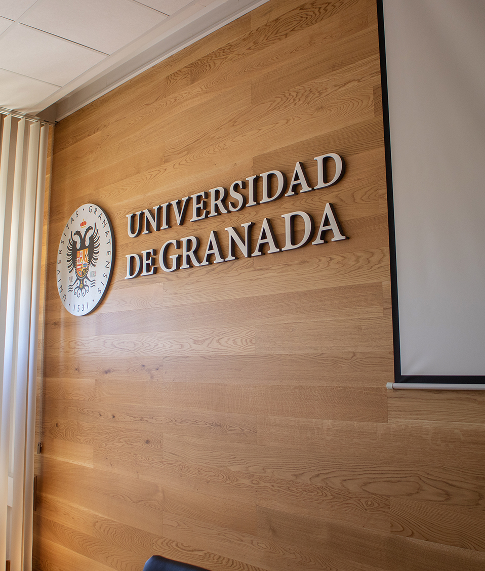 Cartel de la Universidad de Granada en el salón de grados de la Facultad de Psicología