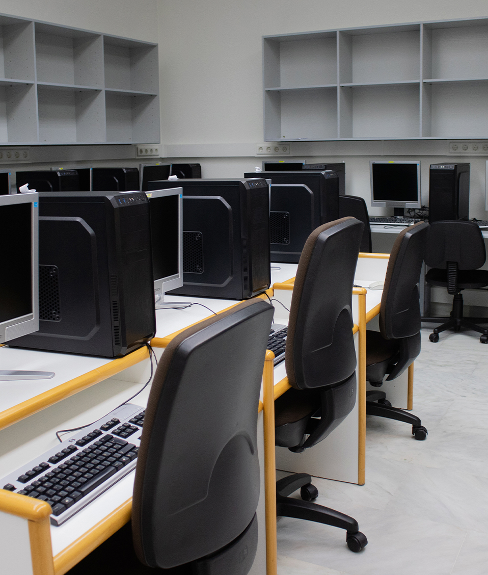 Aula de informática de la facultad, con ordenadores
