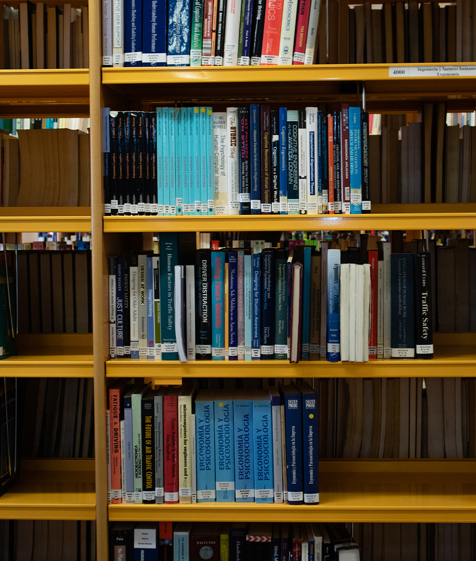 Estanterías y libros de la biblioteca de la facultad