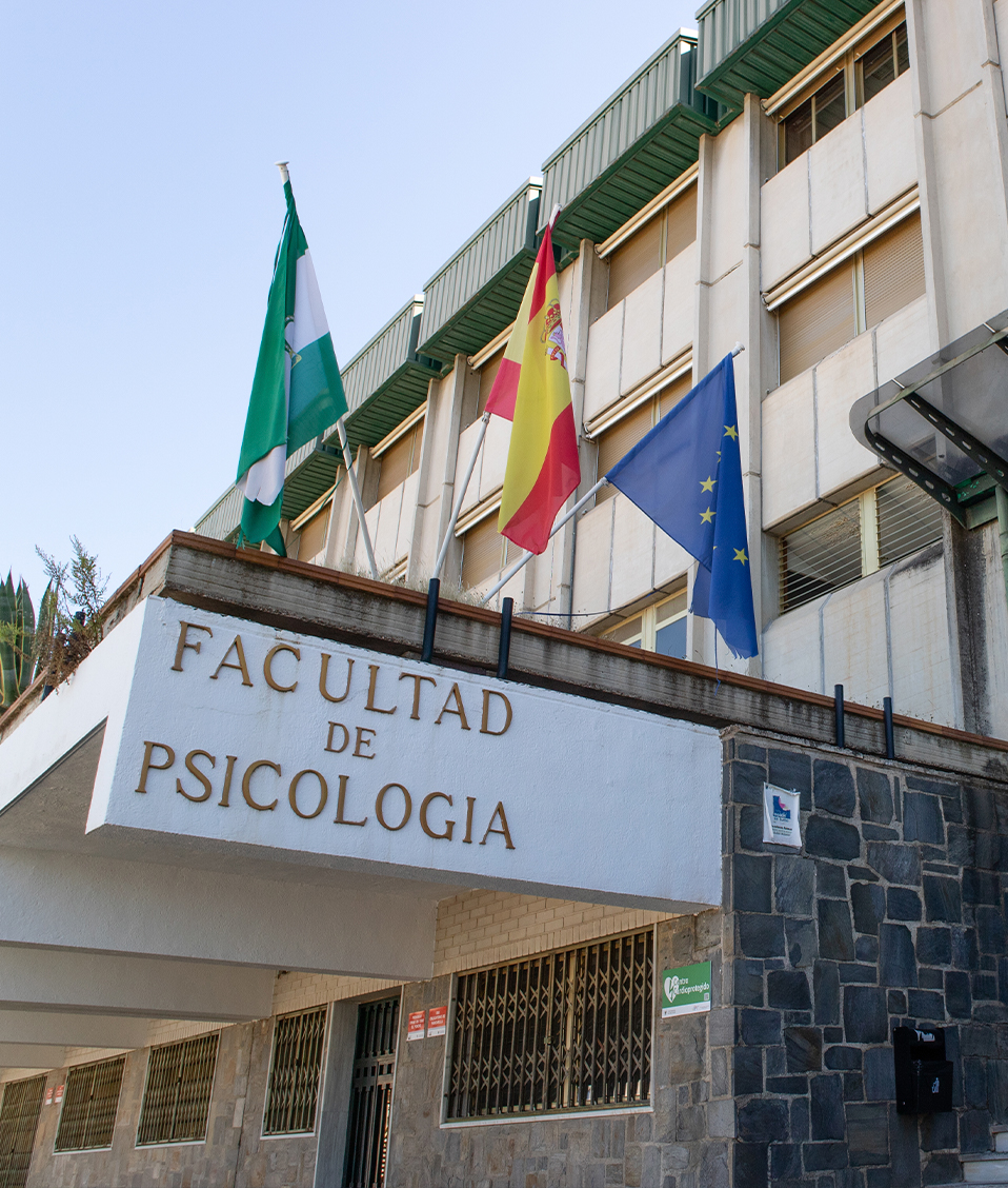 Imagen de la fachada principal y cartel de la facultad de psicología